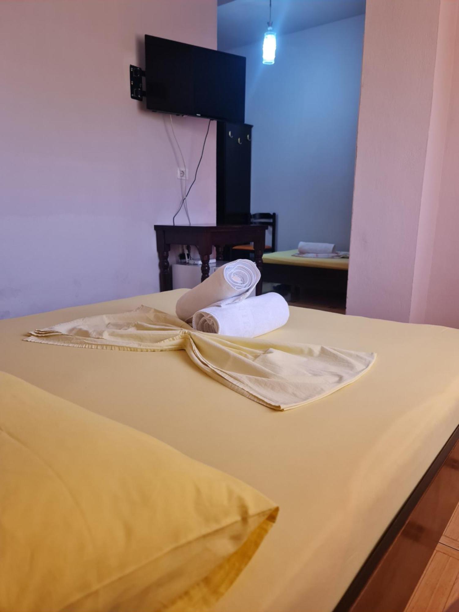Hotel Brace จีโรคาสเตอร์ ภายนอก รูปภาพ